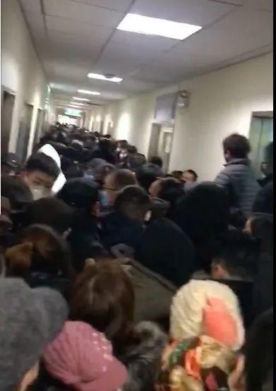 武汉一线医生,随时可能倒下 武汉一线医生,随时可能倒下