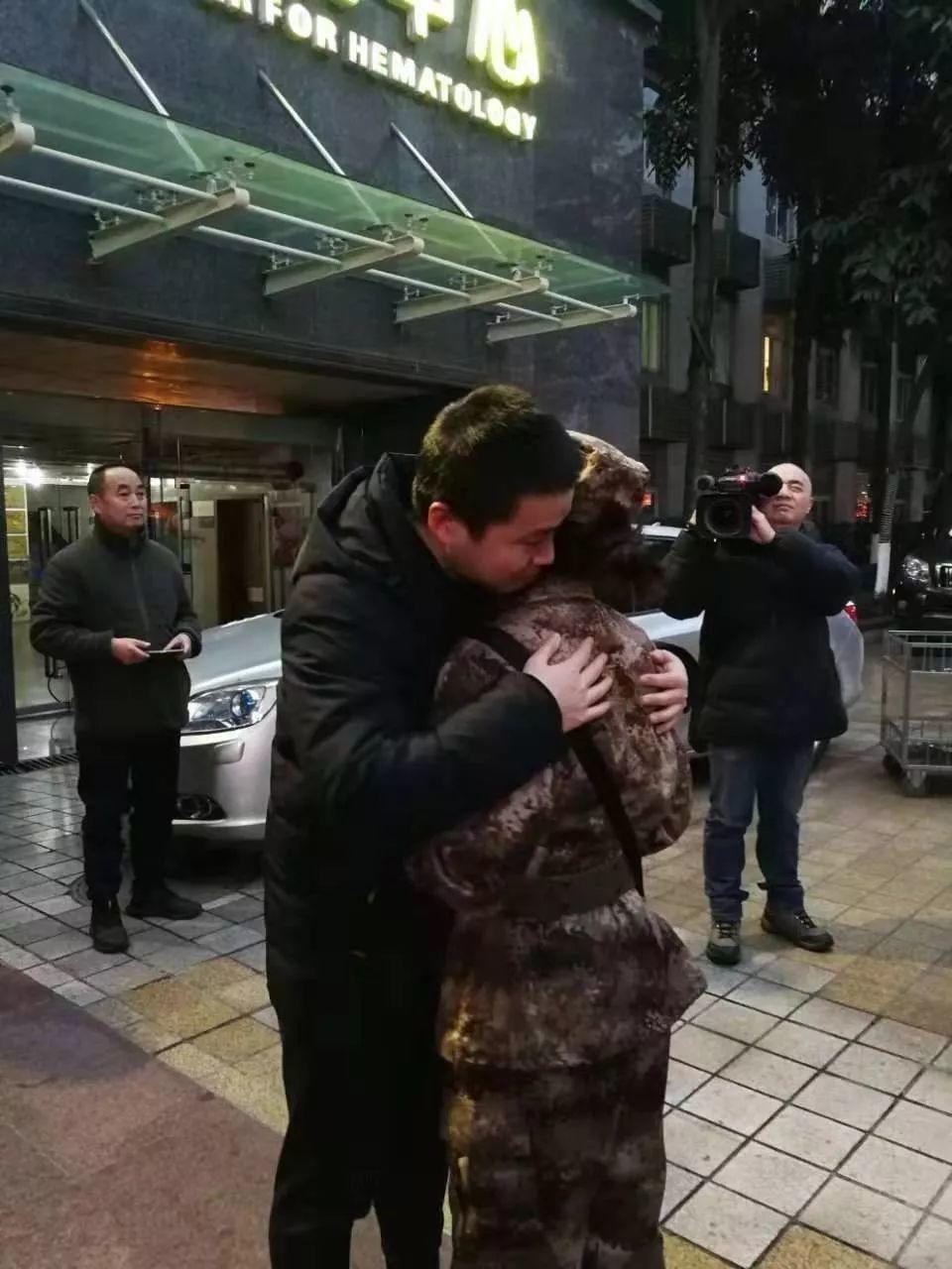 最新:确诊1287例,死亡41例!武汉告急,解放军紧急出动!捍卫生命,14亿人与时间赛跑! 最新:确诊1287例,死亡41例!武汉告急,解放军紧急出动!捍卫生命,14亿人与时间赛跑!