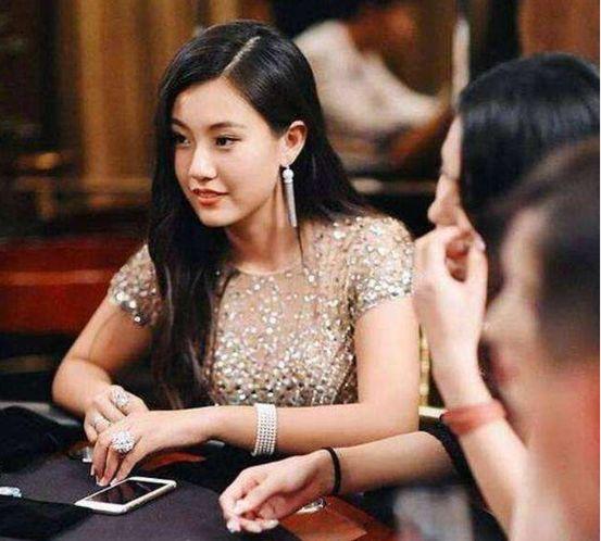 故宫奔驰女炫富系列：有本事炫耀，有本事别翻车啊！