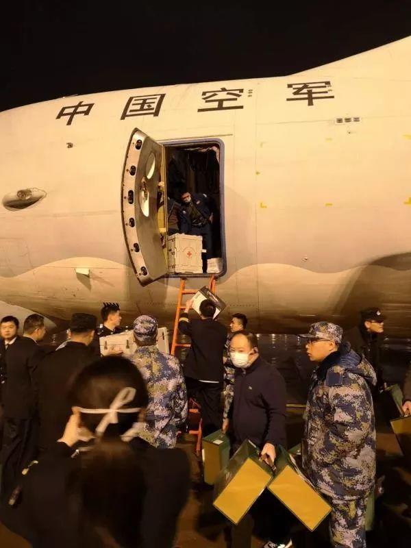 最新:确诊1287例,死亡41例!武汉告急,解放军紧急出动!捍卫生命,14亿人与时间赛跑! 最新:确诊1287例,死亡41例!武汉告急,解放军紧急出动!捍卫生命,14亿人与时间赛跑!