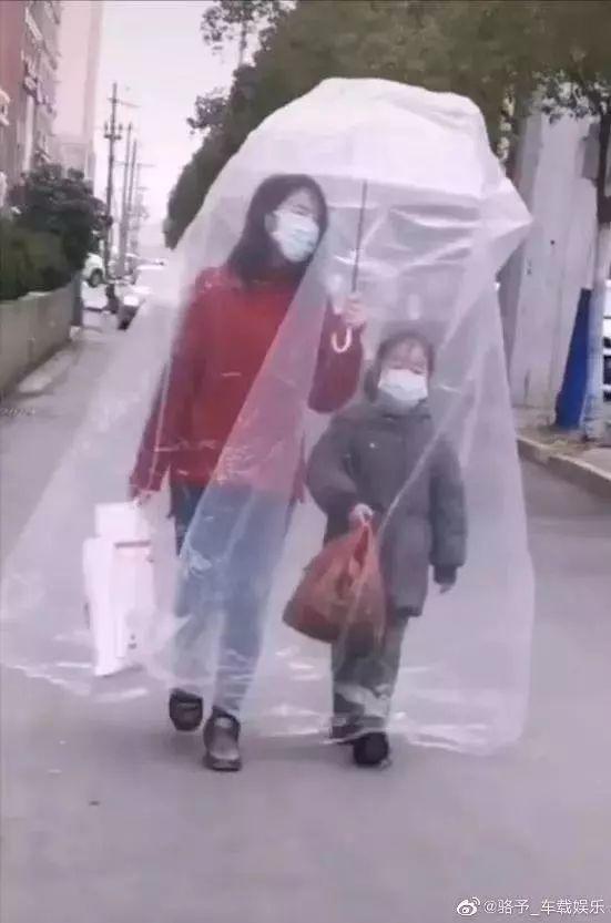 没口罩的硬核网友们怎么出门？笑着笑着就心疼了