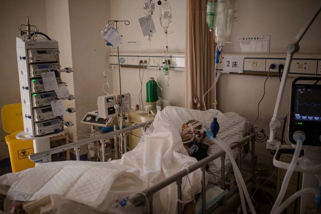 「我在和死神抢病人」｜对话援鄂ICU医生李圣青