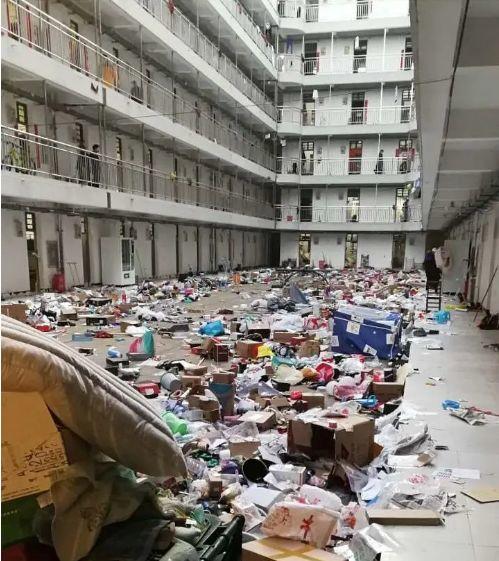 扔学生东西，隔离工人，不让医生回小区：疫情爆发19天，最可怕的事发生了