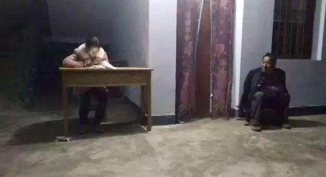 两张“网课照”刷屏:疫情过后,中小学生将出现明显的两级分化 两张“网课照”刷屏:疫情过后,中小学生将出现明显的两级分化