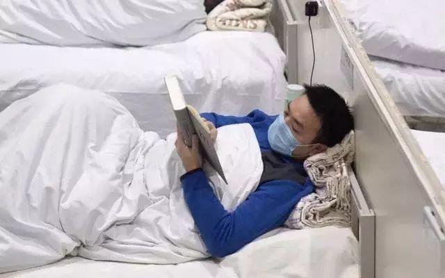 3327万人围观，武汉方舱医院的一天！新冠肺炎患者自拍视频，“笑着笑着，我就哭了！”