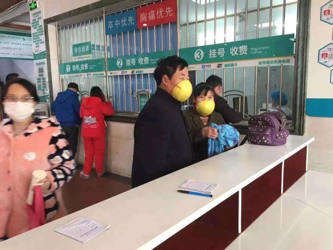 没口罩的硬核网友们怎么出门？笑着笑着就心疼了