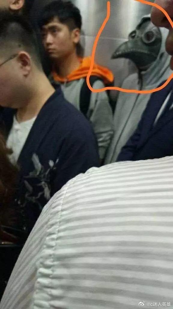 没口罩的硬核网友们怎么出门？笑着笑着就心疼了