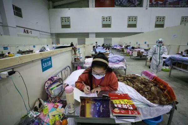 两张“网课照”刷屏:疫情过后,中小学生将出现明显的两级分化 两张“网课照”刷屏:疫情过后,中小学生将出现明显的两级分化