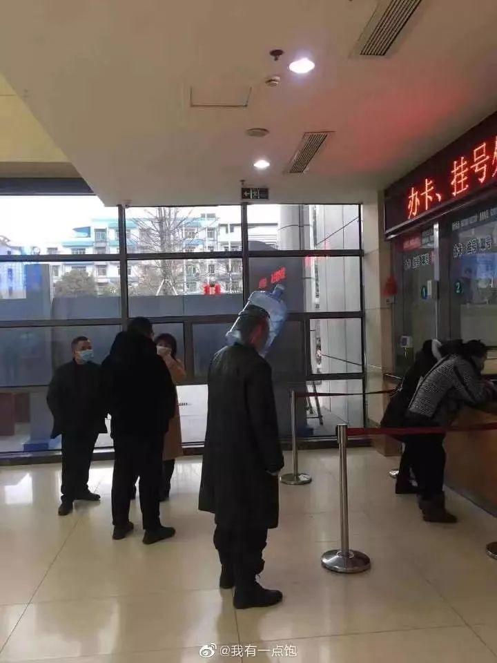 没口罩的硬核网友们怎么出门？笑着笑着就心疼了