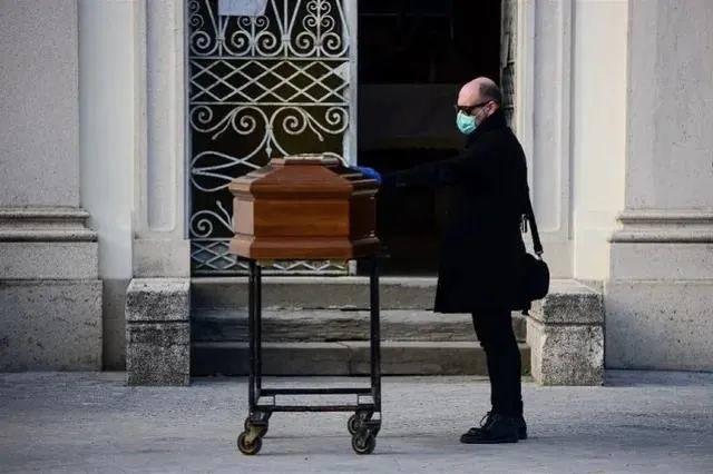 意大利72岁神父,把呼吸机让给陌生人后离世:爱和信仰,胜过死亡! 意大利72岁神父,把呼吸机让给陌生人后离世:爱和信仰,胜过死亡!