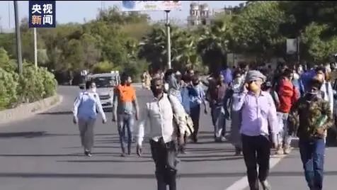 印度疫情已经完全失控了!数千劳工徒步返乡。 印度疫情已经完全失控了!数千劳工徒步返乡。