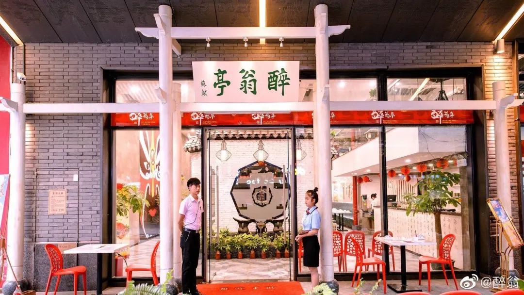 惨烈！一条街的餐饮店都在转让，却无人接手