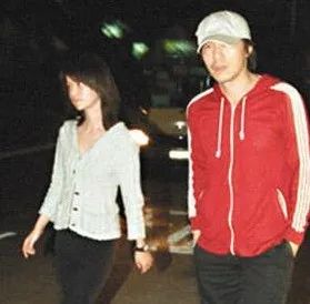 周星驰不婚原因曝光：她去世后，他开始白头