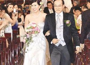 周星驰不婚原因曝光：她去世后，他开始白头