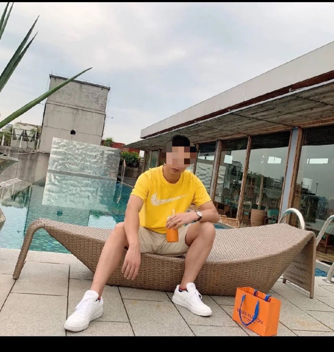 上海名媛算屁,我扒一下流水线的高富帅,包你大开眼界 上海名媛算屁,我扒一下流水线的高富帅,包你大开眼界