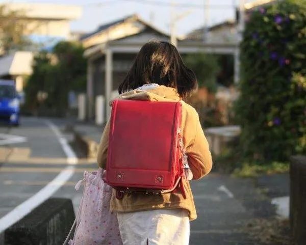 当代孩子为什么越来越脆弱了？心理学家跟踪千人30年, 发现了这个秘密……