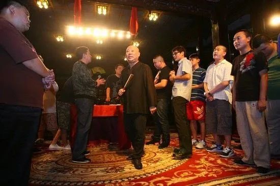 德云社恩仇20年:争食狗、看坟人、金手指,老郭人生的三次转变 德云社恩仇20年:争食狗、看坟人、金手指,老郭人生的三次转变