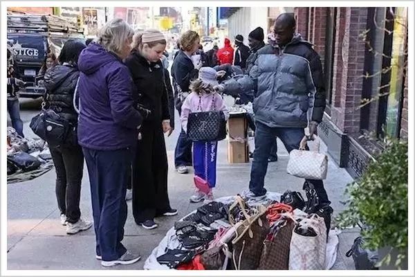 举世震惊!全是假货,没有一件真品!造假者月入100万… 举世震惊!全是假货,没有一件真品!造假者月入100万…
