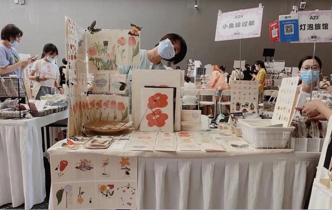 比盲盒还烧钱？一个本子3000块，这个圈子有多“神奇”