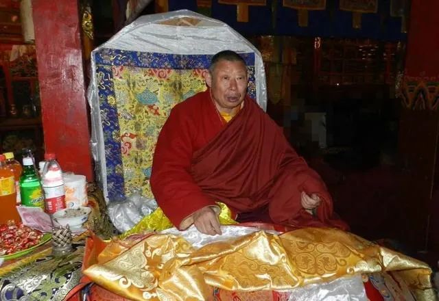 假活佛用真神油,666啊! 假活佛用真神油,666啊!