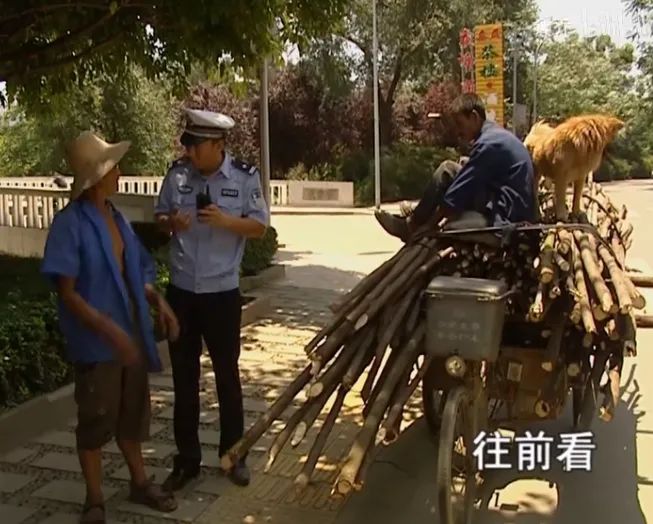 他走了很远的路……