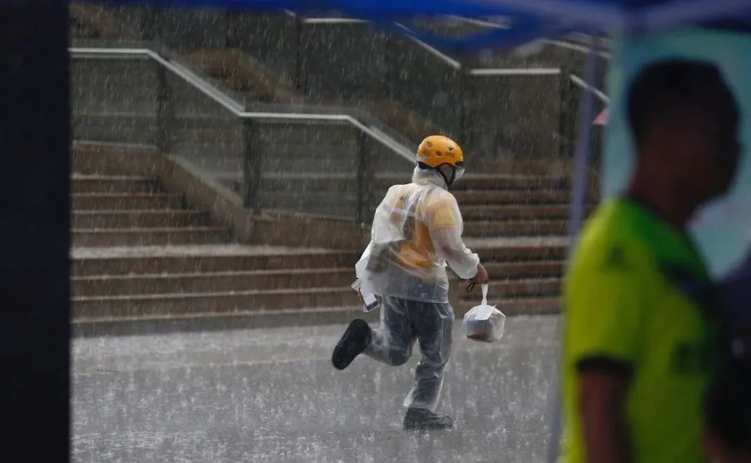 河南暴雨：拼命救出落水小哥后，我帮他送了份外卖