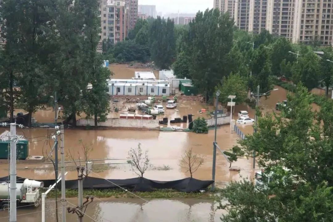 河南暴雨：拼命救出落水小哥后，我帮他送了份外卖