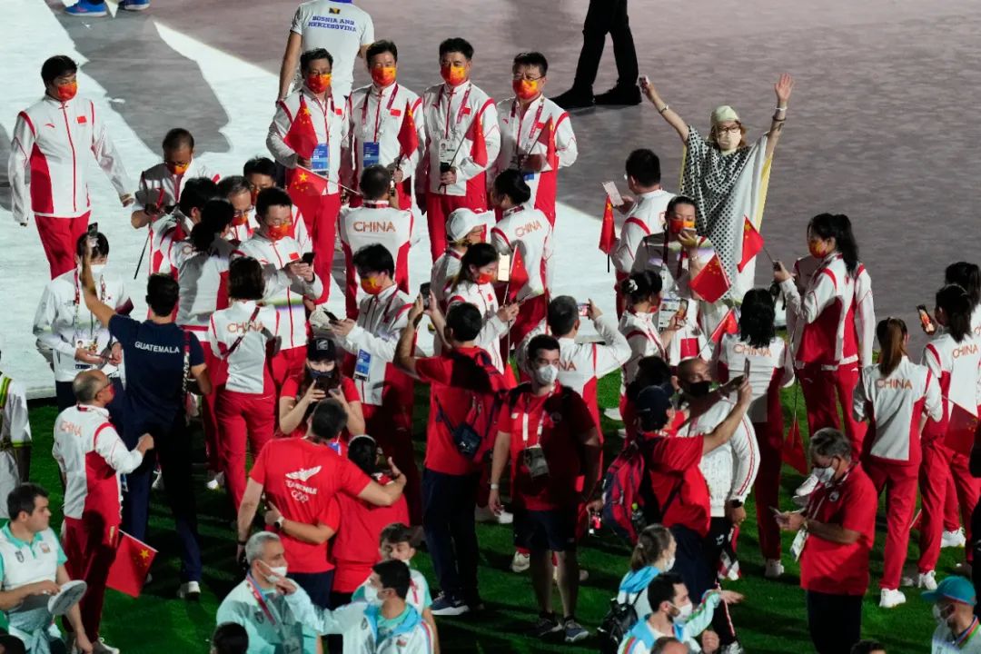奥运会闭幕式精彩图片来了！苏炳添担当中国代表团旗手