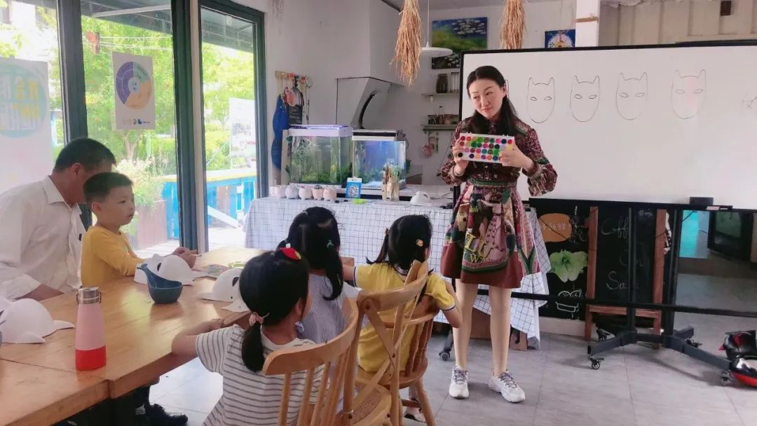 在上海,外地妈妈们抱团养娃 在上海,外地妈妈们抱团养娃