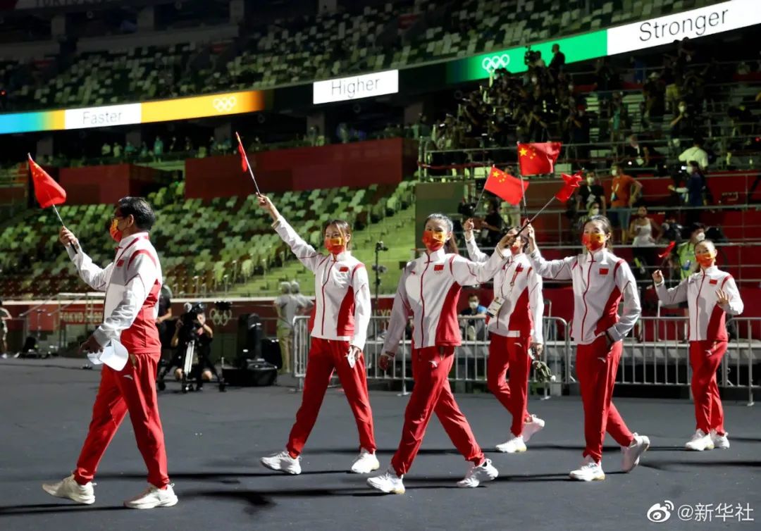 奥运会闭幕式精彩图片来了！苏炳添担当中国代表团旗手