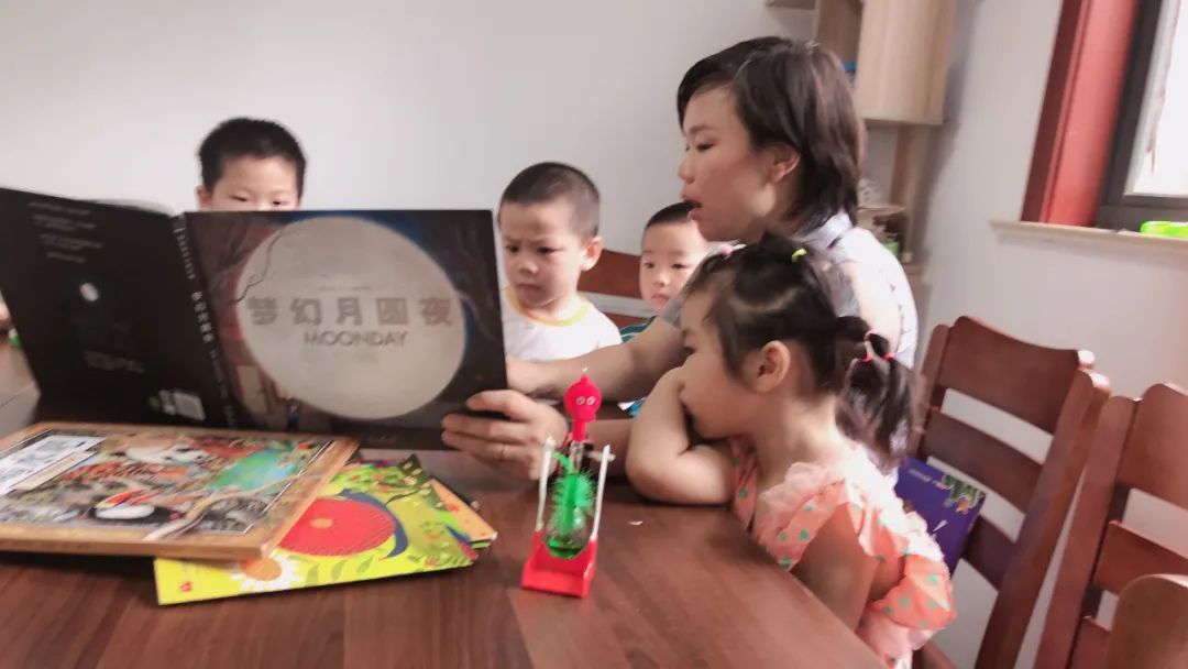 在上海,外地妈妈们抱团养娃 在上海,外地妈妈们抱团养娃