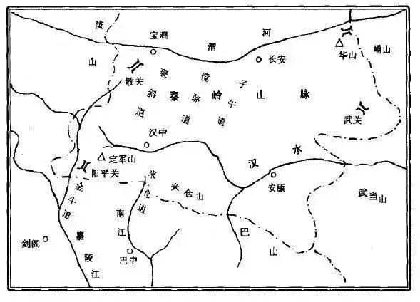 东南边小桥流水人家，西北边大漠长河孤烟，不管历史如何摔打，胡焕庸线总不倒，冥冥之中，一切自有注定。