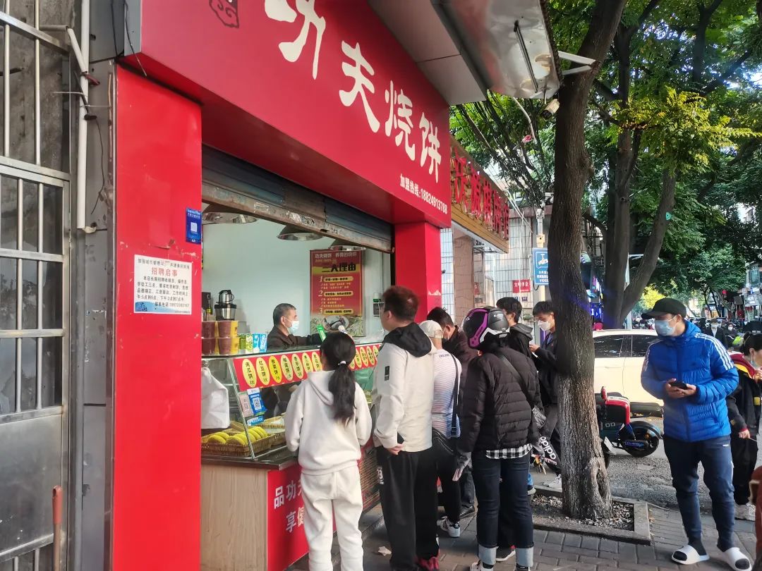 这间店生意爆了，成为整条街店王！